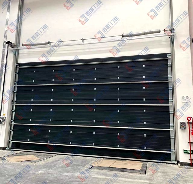 南通帶抗風背筋的工業(yè)提升門