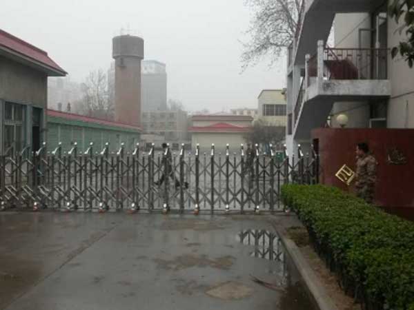 新鄉(xiāng)空軍部隊伸縮門案例 - 中出網-智能出入口與停車充電門戶