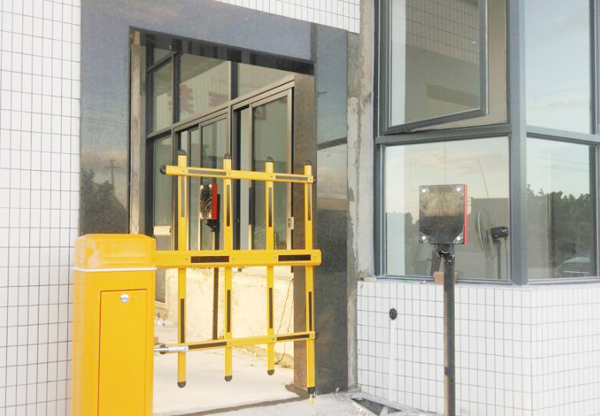 汕頭出安智能柵欄道閘進(jìn)駐山東隆慶紙業(yè)有限公司