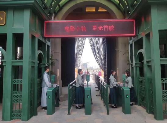 建業(yè)·華誼兄弟電影小鎮(zhèn)開(kāi)門(mén)迎客，富士智能人臉識(shí)別通道管理系統(tǒng)大放異彩！