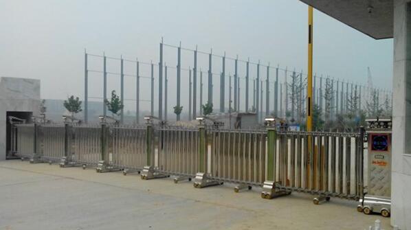 邢臺出安智能在柏鄉(xiāng)寶石紙業(yè)大門口安裝成功伸縮門工程案例