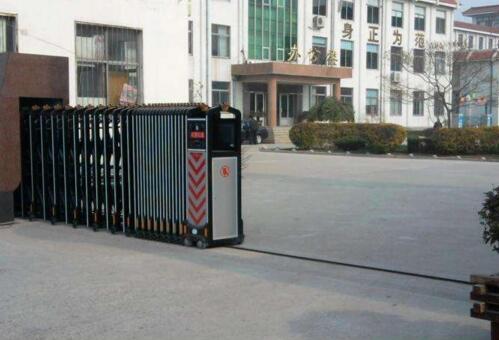 邢臺市建筑工程學(xué)校選用邢臺出安智伸縮門彰顯個性