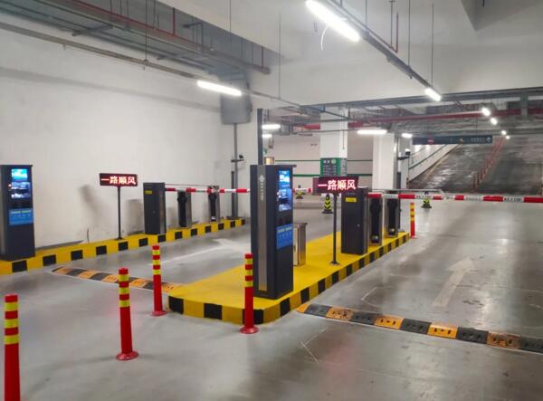 虹橋天地、龍湖天街以及虹橋萬科停車場出入口均采用車牌識別