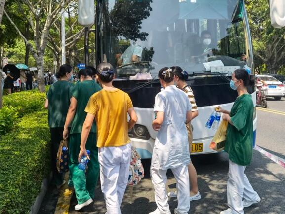 進(jìn)社區(qū)，送溫暖