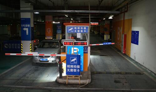 廈門湖里萬達廣場道閘案例 - 中出網(wǎng)-智能出入口與停車充電門戶