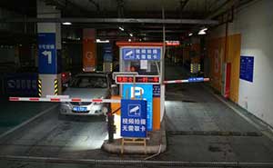 廈門湖里萬達(dá)廣場(chǎng)道閘案例 - 中出網(wǎng)-智能出入口與停車充電門戶