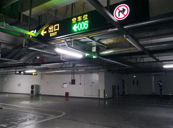 該項(xiàng)目采用恭III停車場（10進(jìn)10出）+車位引導(dǎo)（2000余車位攝像頭）