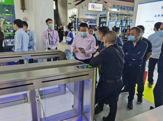 道爾恭V一體機(jī)是一款集車(chē)牌識(shí)別與道閘機(jī)一體化的智慧停車(chē)場(chǎng)設(shè)備