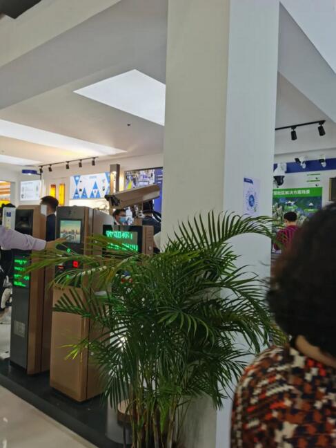 道爾智控與堅(jiān)朗為現(xiàn)場(chǎng)觀(guān)眾展示的無(wú)人值守出入口系統(tǒng)