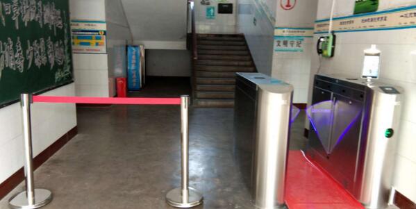 道爾人臉測溫一體機助力學校開學