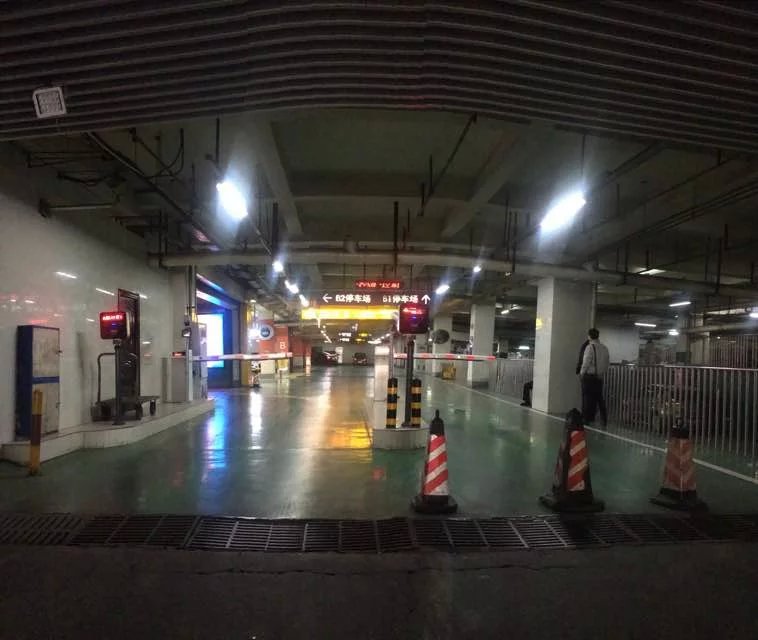 資陽萬達(dá)廣場車牌識別系統(tǒng)工程案例 - 中出網(wǎng)-智能出入口與停車充電門戶