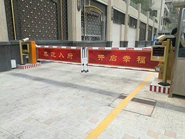 瀘州金科?博翠灣車(chē)牌識(shí)別系統(tǒng)案例 - 中出網(wǎng)-智能出入口與停車(chē)充電門(mén)戶(hù)