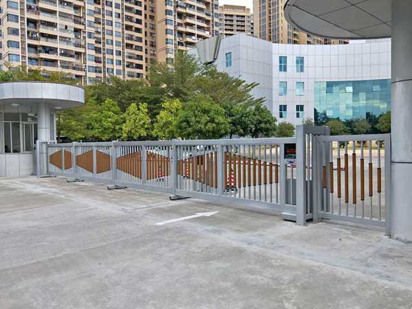瀘州學(xué)士山?公園城電動(dòng)伸縮門案例 - 中出網(wǎng)-智能出入口與停車充電門戶