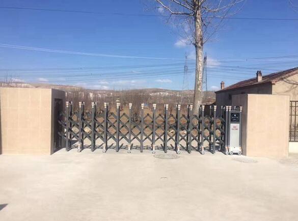張家口出安智能為滄州市興業(yè)紙制品有限公司大門(mén)口安裝電動(dòng)伸縮門(mén)
