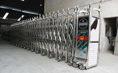 張家口機(jī)械工業(yè)學(xué)校與張家口出安智能再度合作引進(jìn)伸縮門(mén)