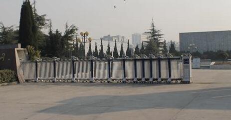 張家口出安智能伸縮門(mén)讓名爵·濱河花園顯得更有個(gè)性