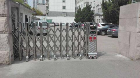 張家口金螞蟻科技有限公司大門(mén)口的伸縮門(mén)由張家口出安智能提供