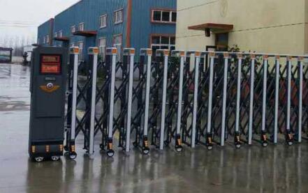 承德騰飛職業(yè)技術(shù)專修學(xué)院大門口的電動(dòng)伸縮門由承德出安智能提供