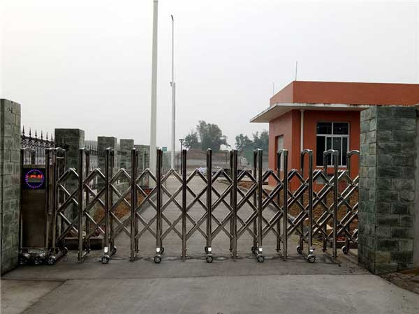 樂山市五通橋區(qū)洪貴機械加工廠電動伸縮門案例 - 中出網(wǎng)-智能出入口與停車充電門戶