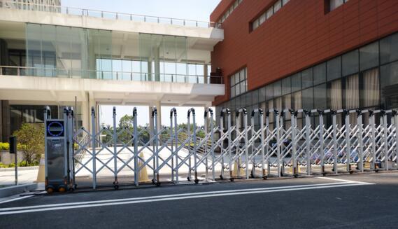 秦皇島市第十六中學(xué)與秦皇島出安智能伸縮門達成合作協(xié)議