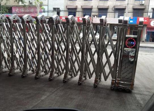 秦皇島出安智能為秦皇島富連京電子股份有限公司大門口增添亮麗電動伸縮門