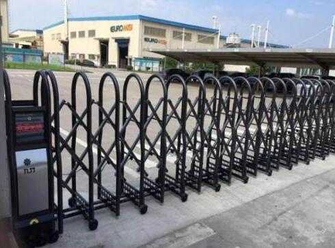 秦皇島出安智能電動伸縮門安裝在秦皇島北方管業(yè)有限公司大門口