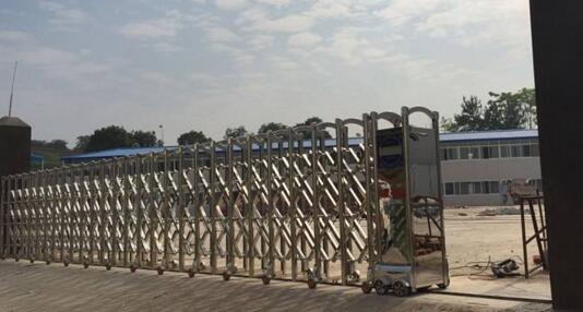 秦皇島廣播電視大學(xué)與秦皇島出安智能伸縮門達成合作協(xié)議