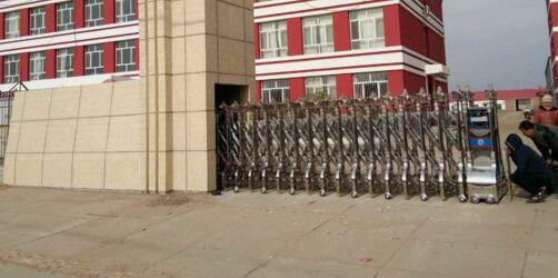 秦皇島出安智能伸縮門(mén)在秦皇島現(xiàn)代寫(xiě)作學(xué)校大門(mén)口安裝成功工程案例