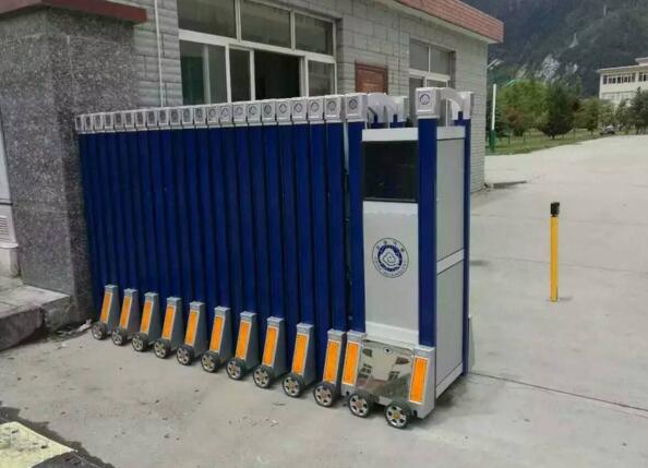 秦皇島出安智能為世紀(jì)港灣大門(mén)口增添電動(dòng)伸縮門(mén)