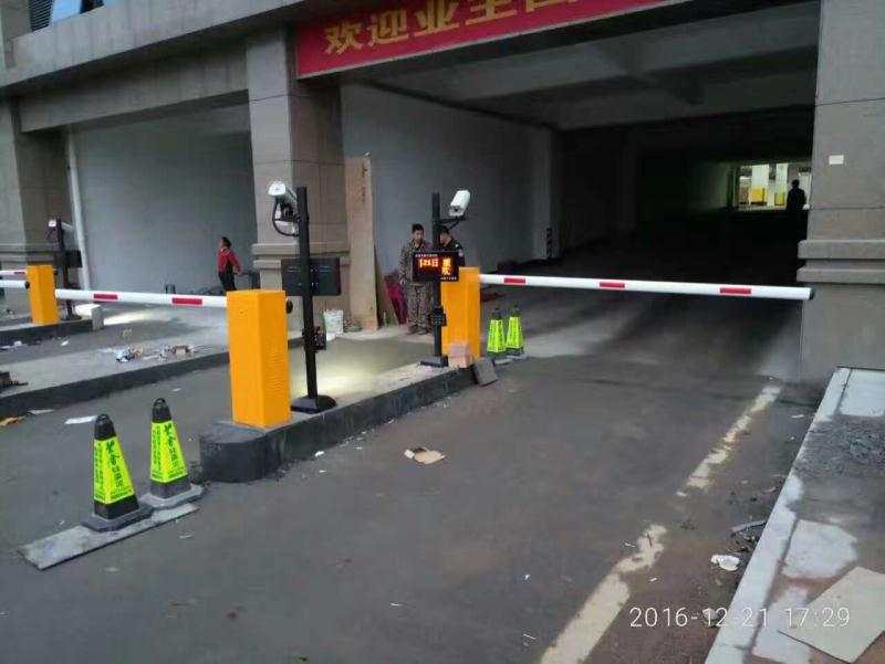 熱烈祝賀六盤(pán)水出安智能道閘進(jìn)駐六盤(pán)水國(guó)貿(mào)廣場(chǎng)停車(chē)場(chǎng)