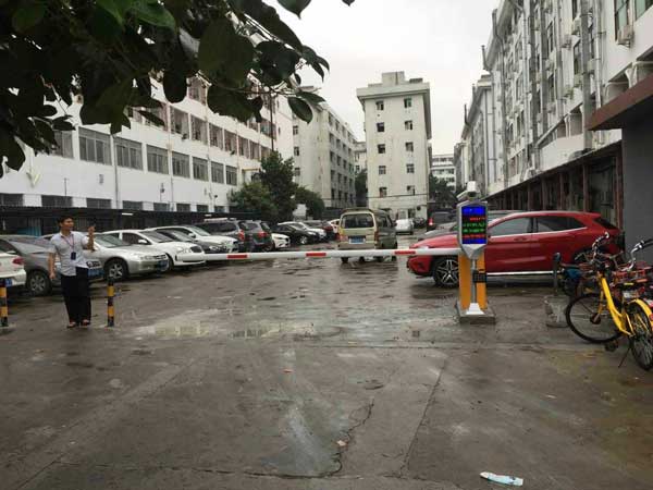 六盤水黃河醫(yī)院停車場系統案例 - 中出網-智能出入口與停車充電門戶