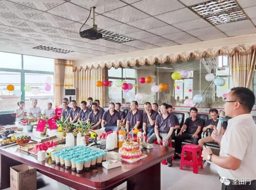 我們?yōu)楸敬紊盏?8位壽星準(zhǔn)備了一個(gè)溫馨、別致的生日會(huì)