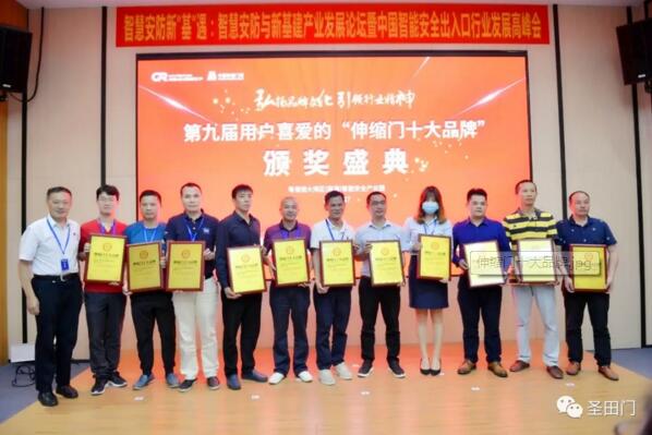 周董領(lǐng)獎（左五）