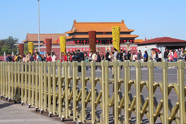 北京天安門(mén)伸縮門(mén)工程案例 - 中出網(wǎng)-智能出入口與停車(chē)充電門(mén)戶(hù)