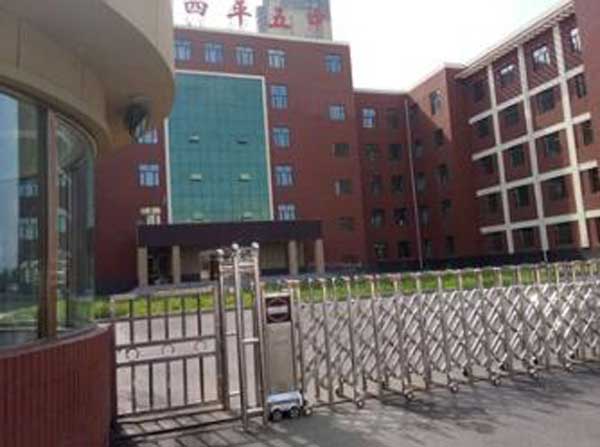 四平五中電動(dòng)伸縮門(mén)案例 - 中出網(wǎng)-智能出入口與停車充電門(mén)戶