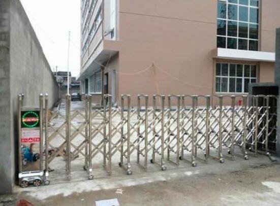 衡水出安智能電動伸縮門閃亮在橄欖綠洲和雅大門口