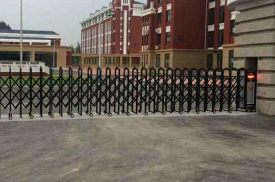 衡水出安智能電動伸縮門閃亮在衡水科鑫精細化學有限公司大門口猶如騎士般永睡不朽