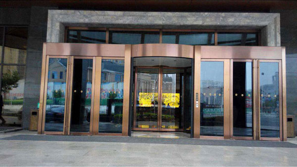 喜迎長治出安智能旋轉(zhuǎn)門進(jìn)駐東城世家