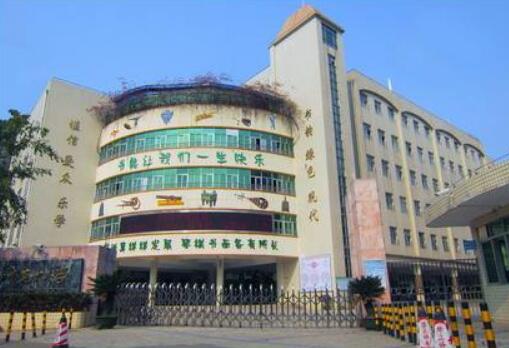 ?？诔霭仓悄茈妱?dòng)伸縮門盡顯海口市英才小學(xué)的高貴氣質(zhì)