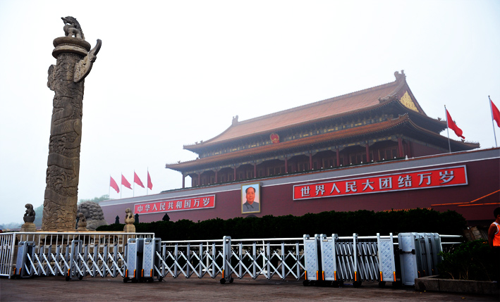 天安門(mén)廣場(chǎng)伸縮門(mén)工程案例 - 中出網(wǎng)-智能出入口與停車(chē)充電門(mén)戶(hù)