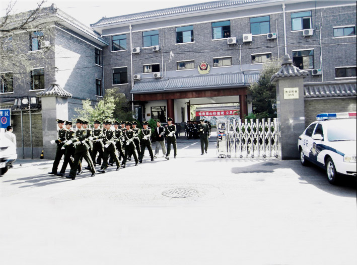 國(guó)旗護(hù)衛(wèi)隊(duì)伸縮門工程案例 - 中出網(wǎng)-智能出入口與停車充電門戶