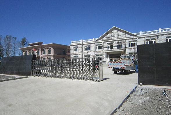 熱烈祝賀衢州出安智能為志城·藍(lán)灣添上伸縮門