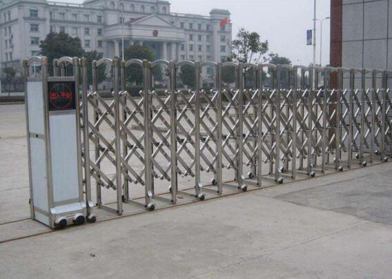 衢州出安智能伸縮門進(jìn)駐華都天元府大門口