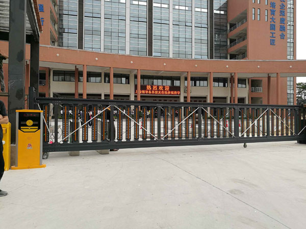自貢市育才小學(xué)校直線平移門案例 - 中出網(wǎng)-智能出入口與停車充電門戶