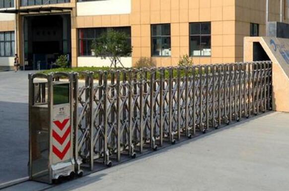 舟山長宏國際產(chǎn)業(yè)園大門口的電動伸縮門由舟山出安智能提供