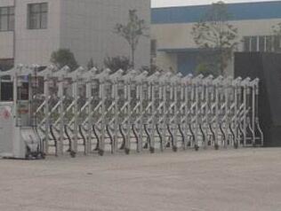 舟山普陀區(qū)沈家門第一小學(xué)大門口的伸縮門由舟山出安智能提供