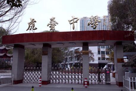 西寧市虎臺中學(xué)大門口伸縮門支持單位西寧出安智能