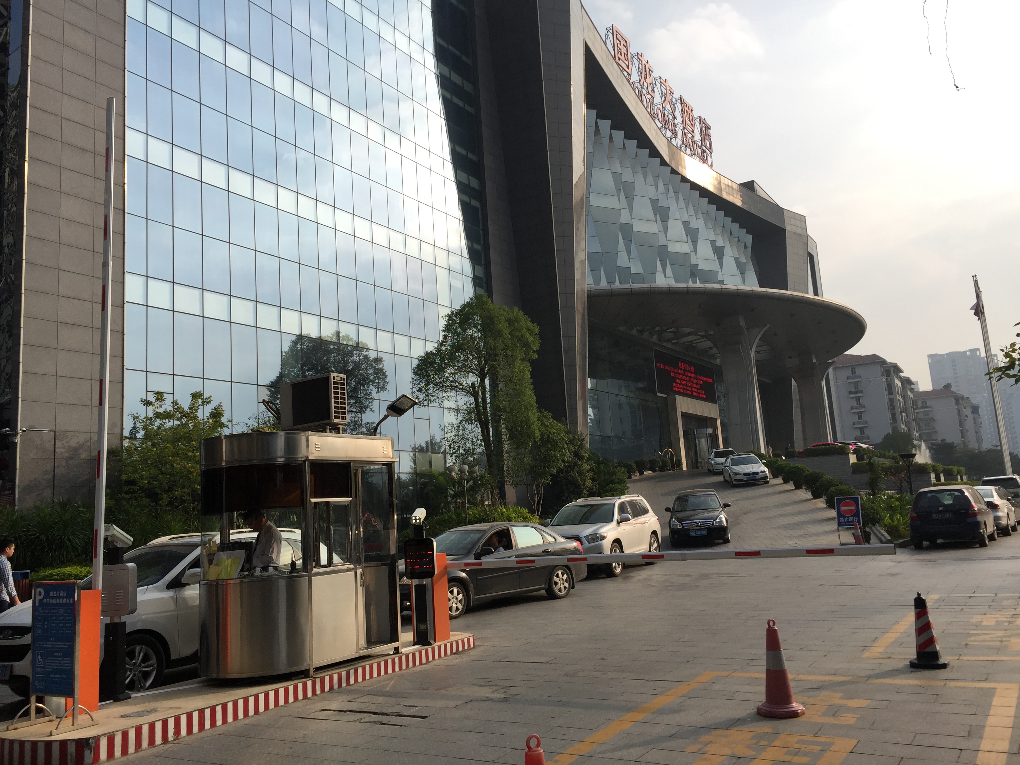 梧州出安智能道閘進駐梧州國龍大酒店西門