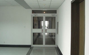 廣州高新開發(fā)區(qū)辦公樓通道肯德基門工程案例 - 中出網(wǎng)-智能出入口與停車充電門戶