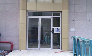 茂名高州太陽城入戶樓宇肯德基門工程案例 - 中出網(wǎng)-智能出入口與停車充電門戶